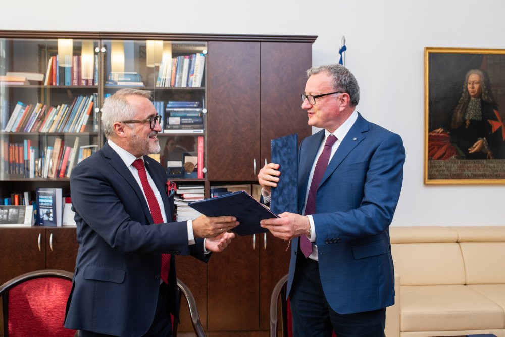 ÚOCHB a 1. lékařská fakulta UK rozšiřují spolupráci ve výzkumu a vzdělávání